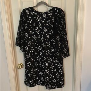 Ann Taylor Black and White Floral Flowy Dress size 4